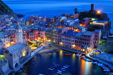 Vernazza, panorama al tramonto, piccolo paese delle cinque terre, liguria  italia