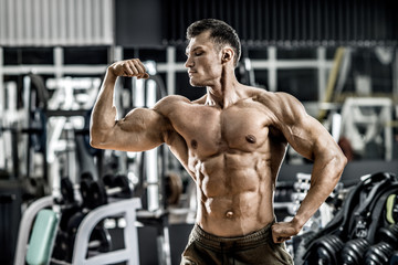 Fototapeta na wymiar bodybuilder man in gym
