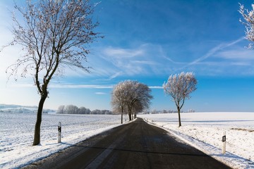 Glatte Straße im Winter im Lipperland