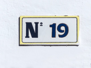 Street sign reading the number nineteen.