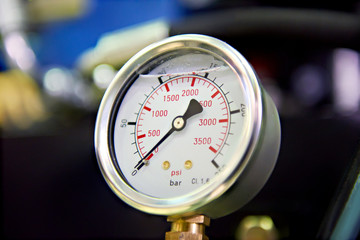 Pressure meter with liquid