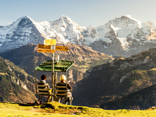 Wanderpause mit Aussicht auf berner Alpen, Schweiz