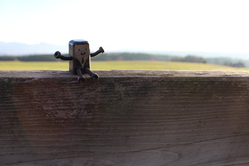 Metallblock mit Armen Beinen und Gesicht