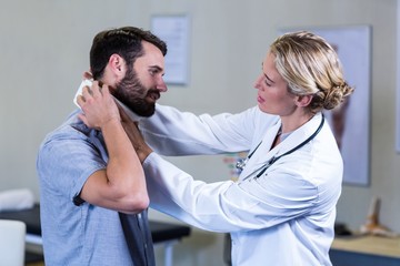 Obraz premium Physiotherapist examining neck of patient