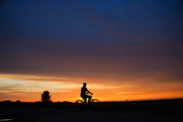 Obraz premium cyclist at sunset