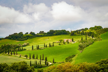 Obraz premium VAL D'ORCIA, TUSCANY/ITALY - MAY 21 : Farm in Val d'Orcia Tuscan