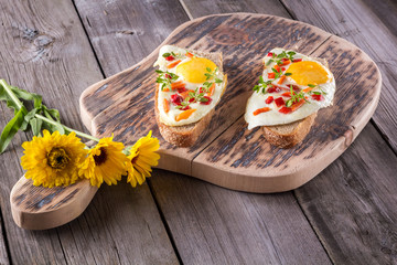 scrambled eggs with bread on cutting board