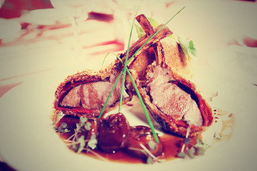Rack of lamb with caramelized onions and bread, toned