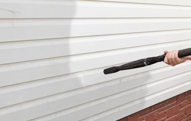 cleaning the wall (vinyl siding) high pressure cleaner - 128902329