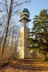 Obraz premium Gelber Turm und Sternwarte in Hildesheim Blick zum Sternenhimmel 