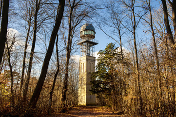 Obraz premium Gelber Turm und Sternwarte in Hildesheim Blick zum Sternenhimmel 