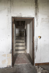escalier de maison abandonnée