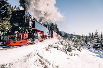 Harzer Eisenbahn mit viel Rauch im Winter