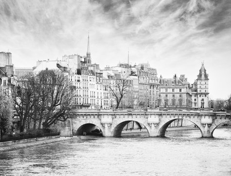 Fototapeta Pont Neuf in central Paris, France.  The Pont Neuf  is the oldest standing bridge across the river Seine in Paris.  Black and white.  noise added