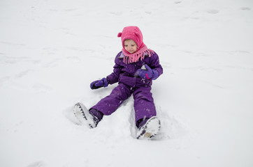 Fototapeta na wymiar child and snow