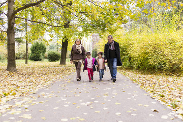 Obraz premium Grandparents with grandchildren in autumn park
