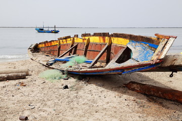 Fototapeta na wymiar Fishing boat stranded on the beach. Diogue island-Basse Casamance-Senegal. 2069