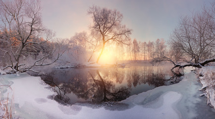 Fototapeta na wymiar Sunny winter morning. First ice on lake.