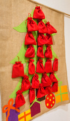 Adventskalender mit roten Säckchen