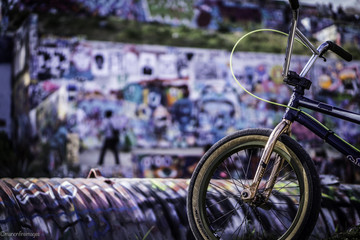 graffiti and bike
