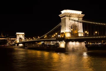 Deurstickers Kettingbrug Famous Chain bridge in Budapest, Hungary, at night