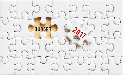 Fototapeta premium 2017 budget word on jigsaw puzzle background