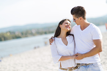 Obraz premium Romantic couple holding hands