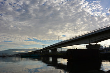 Fototapeta na wymiar Landscape views, mountains, blue sky, fish, bridge.