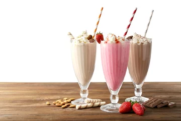 Photo sur Plexiglas Milk-shake Délicieux milkshakes sur fond blanc