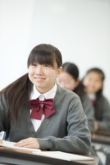 勉強をする中学生