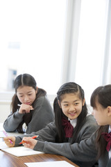 勉強をする中学生