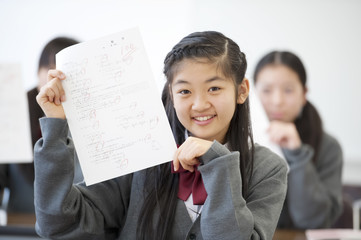 テストを持ち微笑む中学生