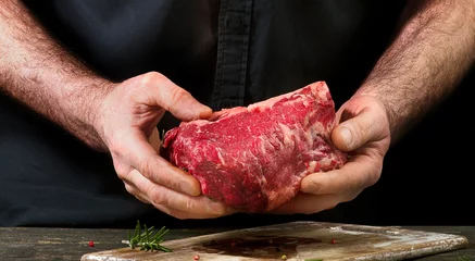 Crédence de cuisine en verre imprimé Viande homme mûr, mains, tenue, viande
