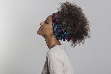 Mujer de perfil con peinado afro