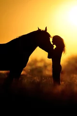 Gordijnen Meisje en paard silhouet bij zonsondergang © kwadrat70