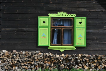 Malowane okiennice, w wiejskim domu na Podlasiu - obrazy, fototapety, plakaty