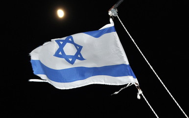 Flagge Israels am Nachthimmel über dem See Genezareth