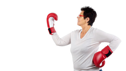 temperamentvolle Seniorin mit roten Boxhandschuhen