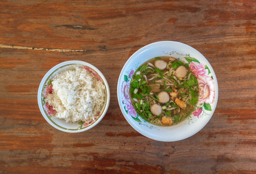 Thai clear soup with boiled entrails and vegetables And plain rice
Stewed Beef soup with morning glory and bean sprout on wooden background
