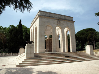 Obraz premium the Mausoleo Ossario Garibaldino on the Janiculum Hill in Rome, dedicated to the fallen for Rome between 1849 (II Roman Republic) and 1870