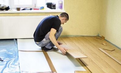 The process of installing laminate wooden on the floor