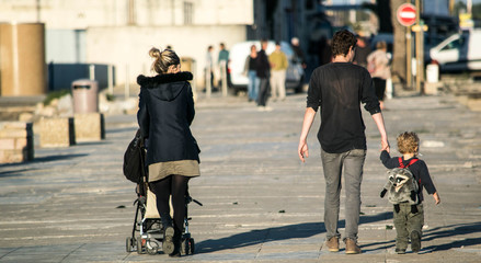 Un couple et son enfant en promenade.
