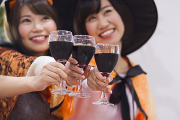 ハロウィンパーティーをする女性たち