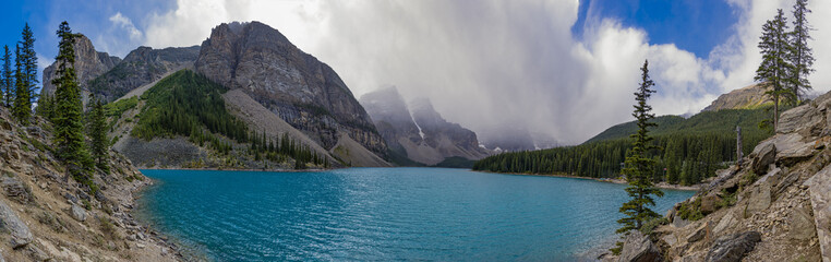 Obraz premium Panorama jeziora morenowe w Parku Narodowym Banff Alberta Kanada