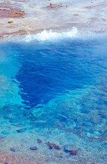 Thermalquelle Blesi, Transparent pool, Haukadalur, Thermalfeld des Großen Geysir und des Strokkur,  Heißwassertal Haukadalur, Suðurland, Island, Europa 