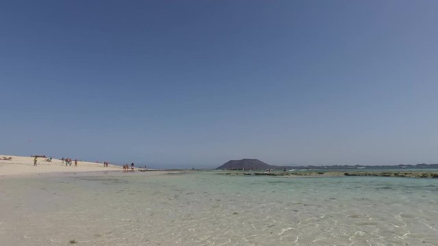Fuerteventura: Grande Playas beach, una delle spiagge pi&ugrave; famose per il surf e il kitesurf, acqua cristallina, formazioni rocciose, sottosuolo, vista sull'isolotto di Lobos il 7 settembre 2016