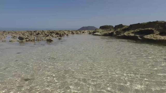 Fuerteventura: Grande Playas beach, una delle spiagge pi&ugrave; famose per il surf e il kitesurf, acqua cristallina, formazioni rocciose, sottosuolo, vista sull'isolotto di Lobos il 7 settembre 2016
