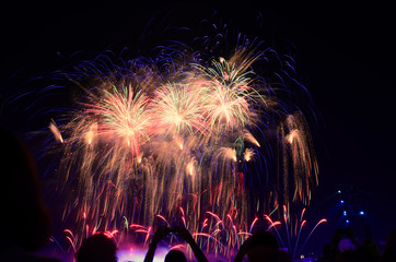 Menschen feiern mit Feuerwerk
