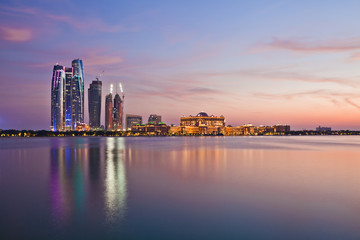 Naklejka premium Abu Dhabi skyline at the sunset