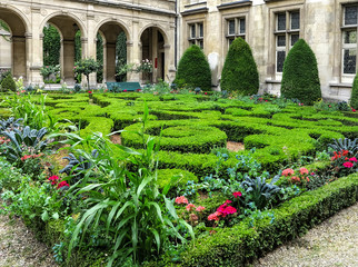 Paris- Das Musée Carnavalet. Patio mit wunderschönen Gärten. Das Museum wurde 1880 eröffnet und ist der Geschichte von Paris gewidmet, von seinen Anfängen bis heute.